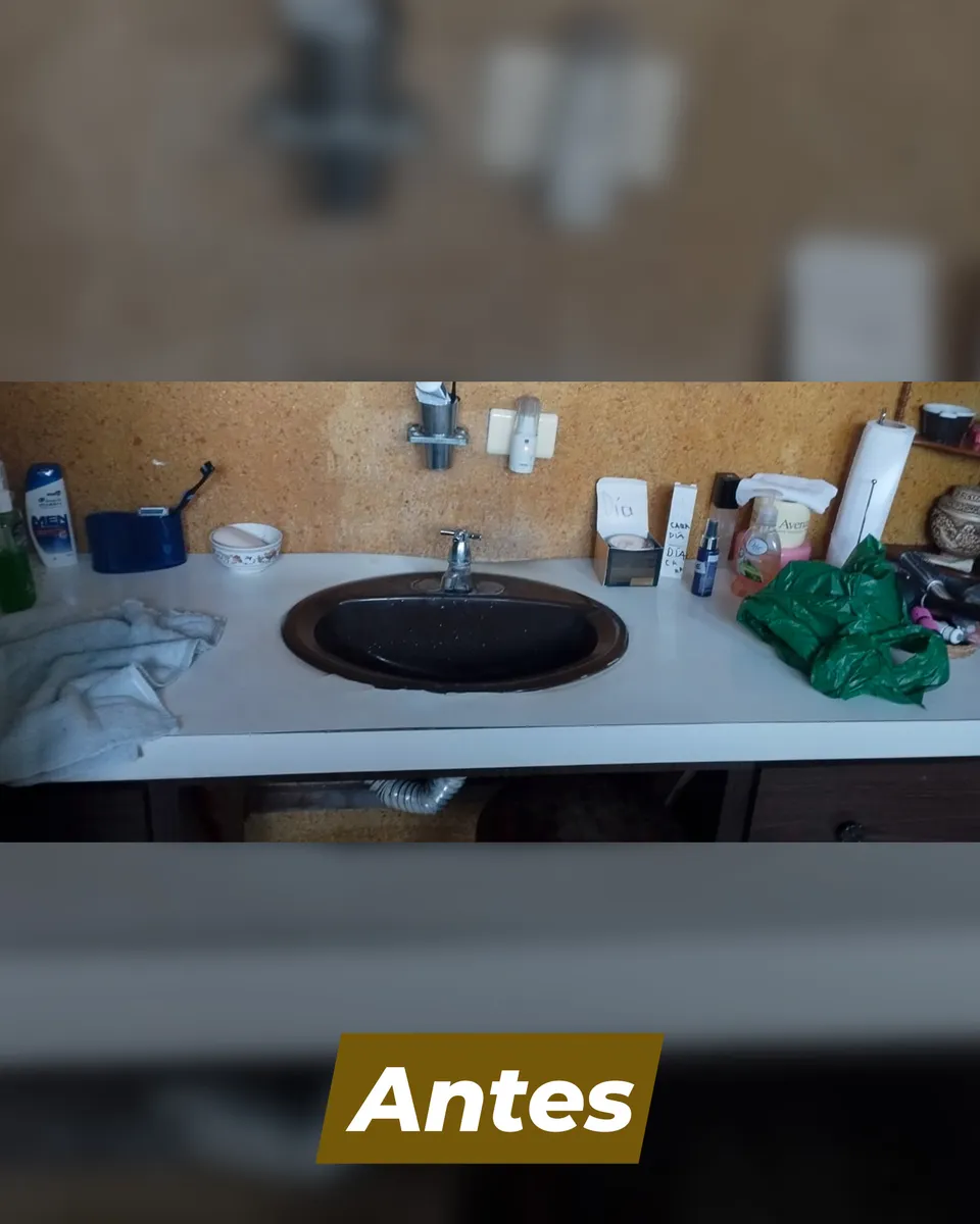Sobre y lavamanos del baño antes del cambio