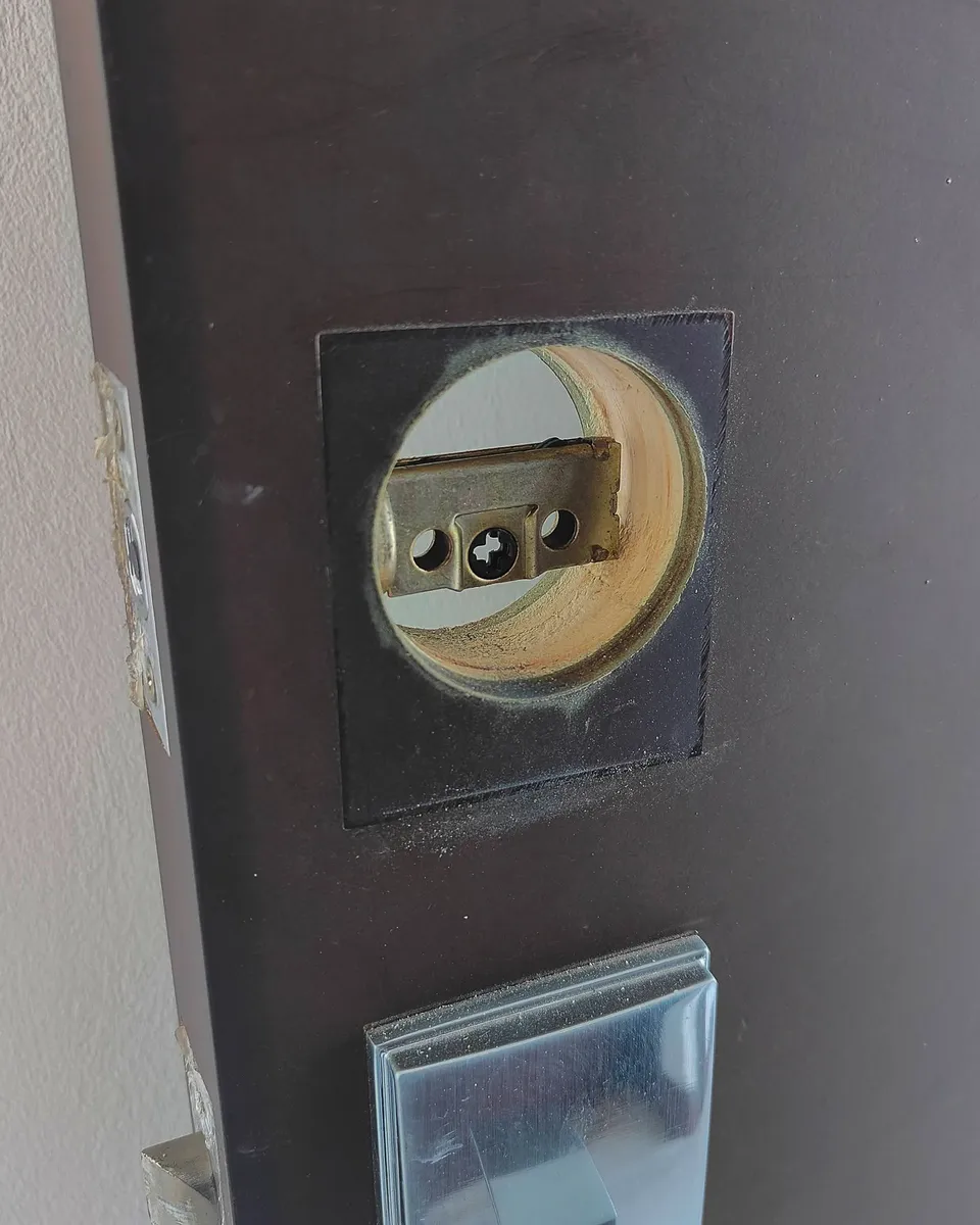 Puerta principal con la cerradura anterior retirada