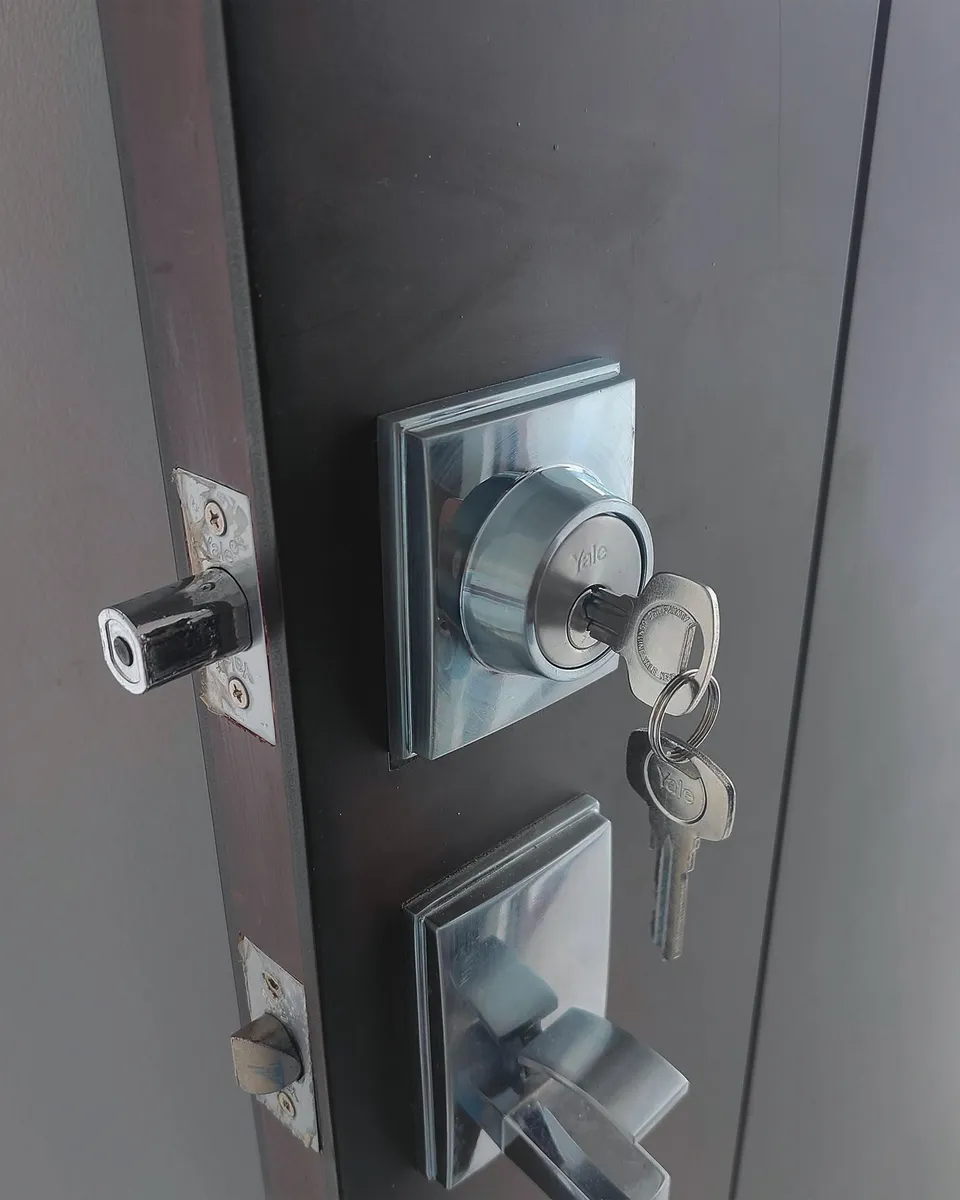 Cambio de cerradura y llavín de puerta principal