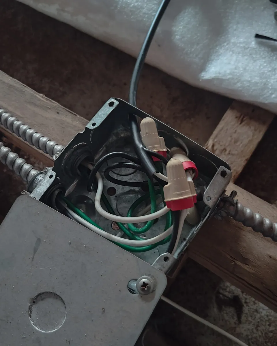 Caja de conexiones y cableado antes de instalar el ventilador