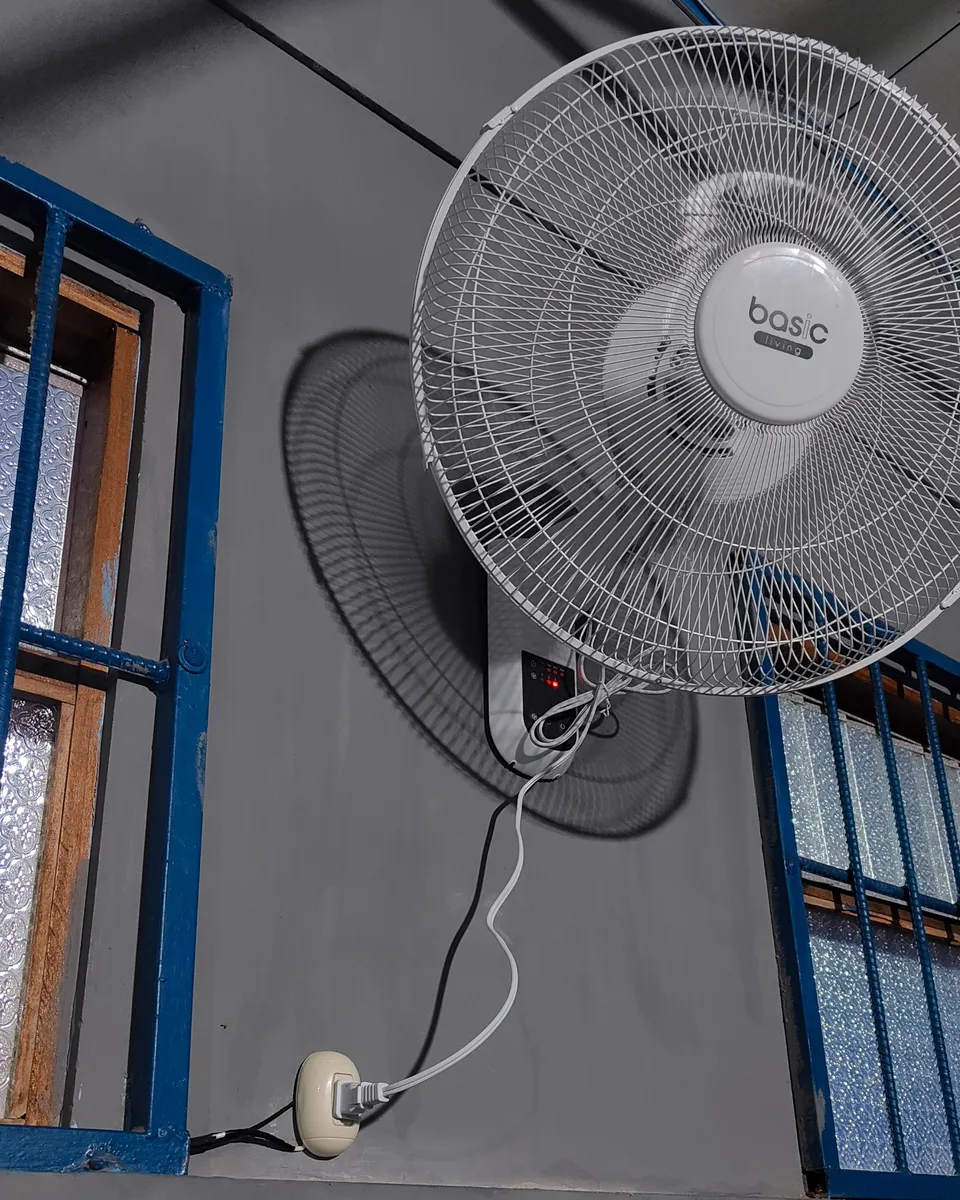 Instalación eléctrica de ventilador de pared
