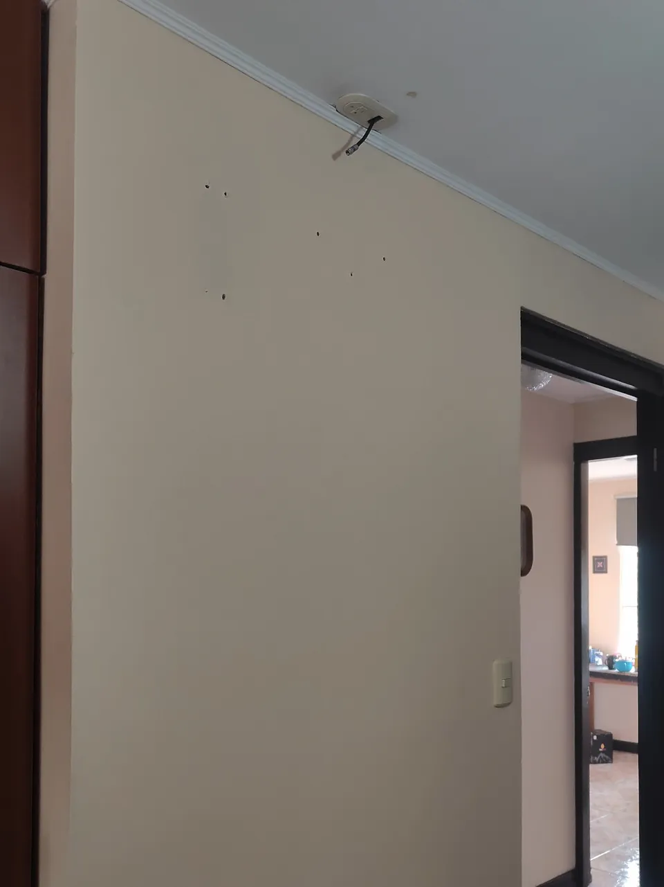 Pared antes de instalar el televisor: puntos de fijación y cableado