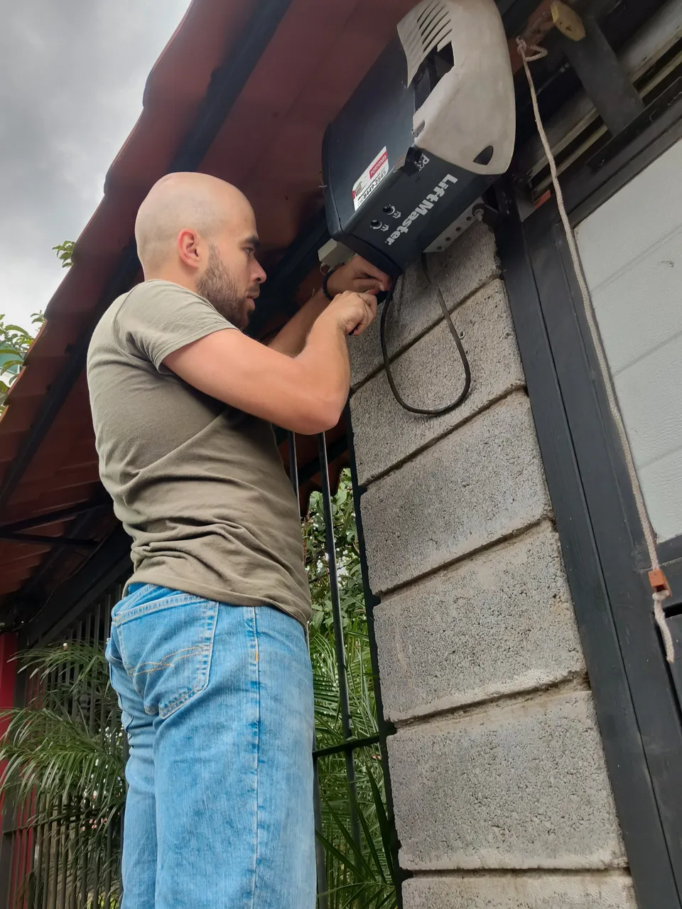 Técnico reparando motor de portón eléctrico