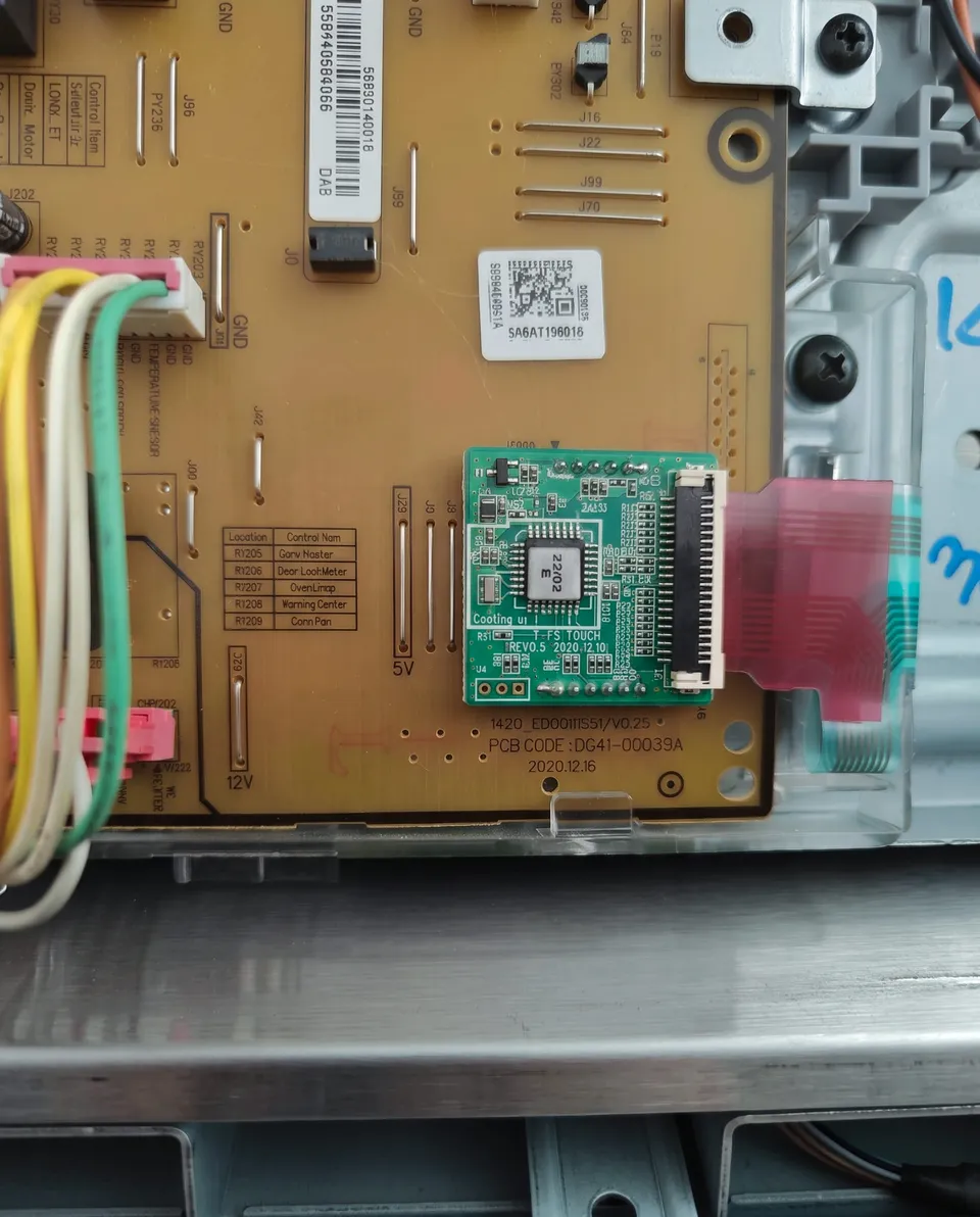 Primer plano de la tarjeta electrónica de la cocina Samsung