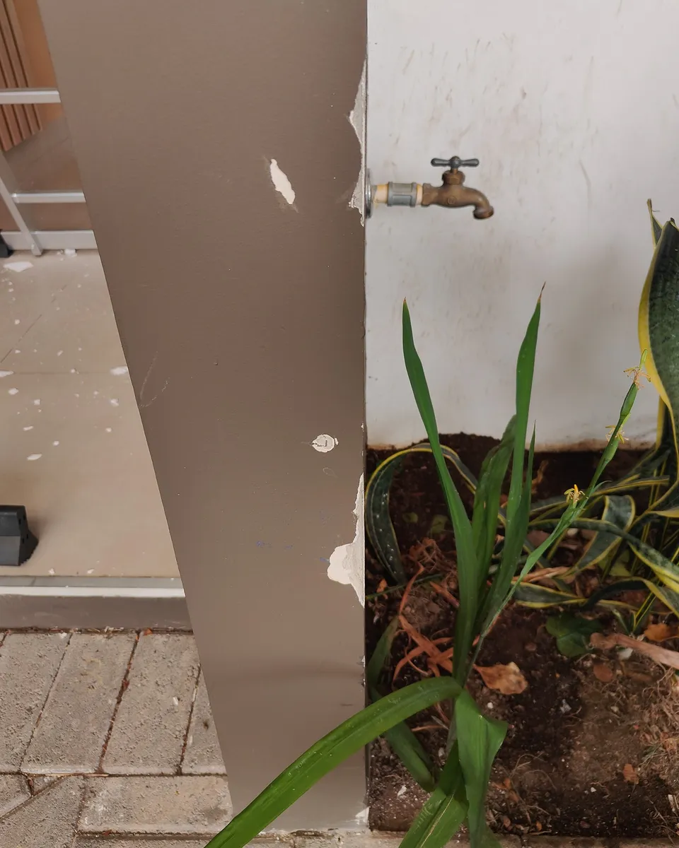 Esquina de pared dañada antes de la reparación
