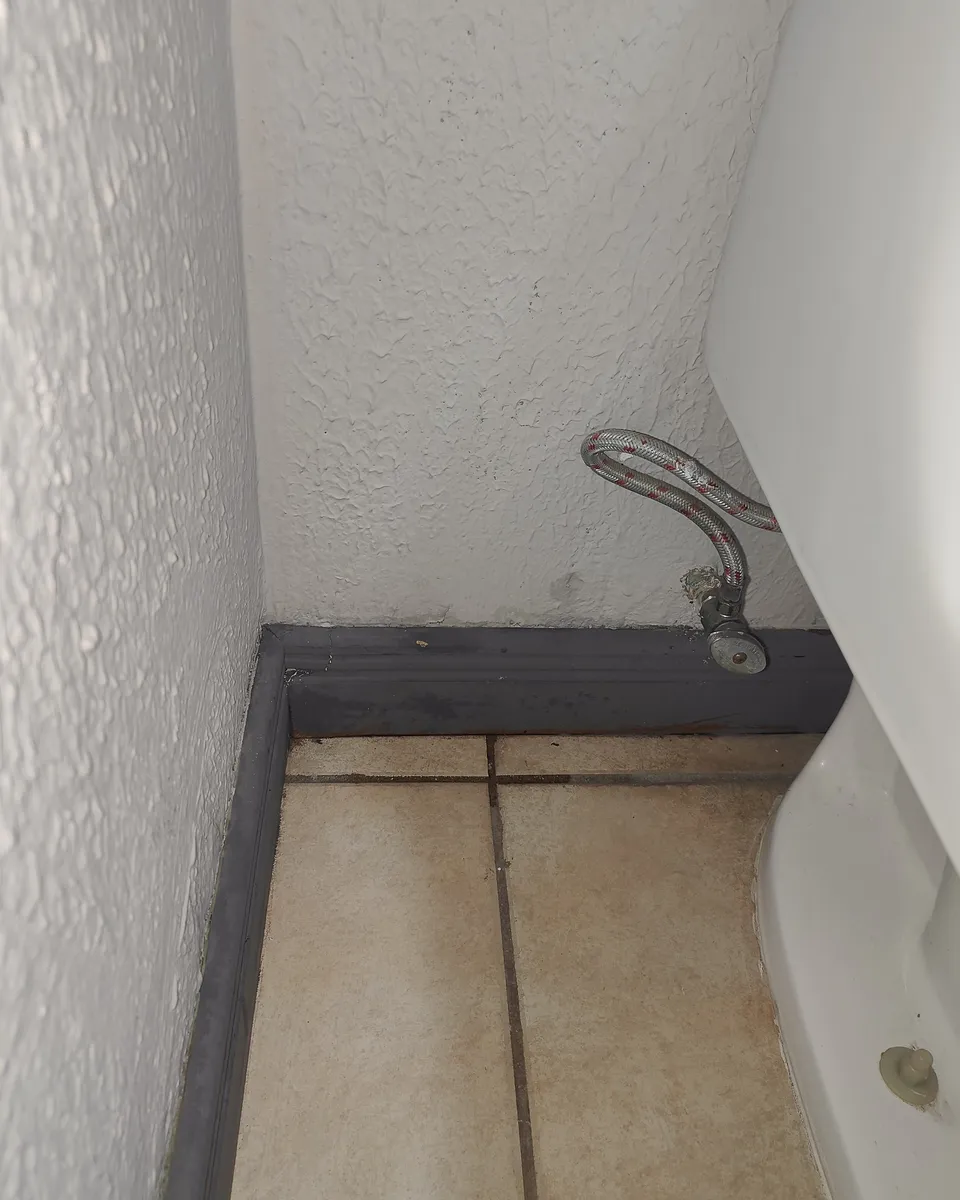 Pared junto a la tubería antes de abrirla y repararla