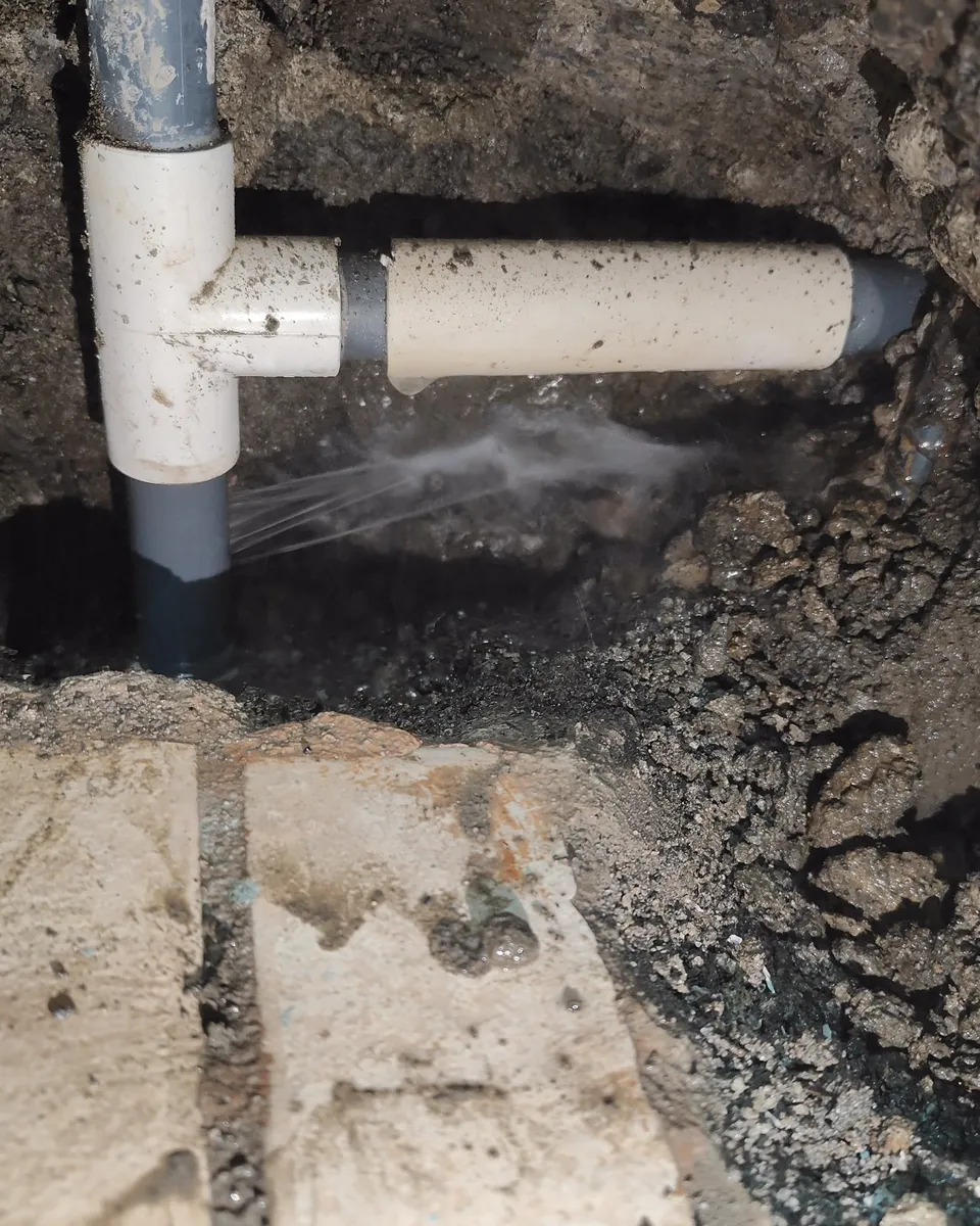 Fuga de agua en la tubería dañada