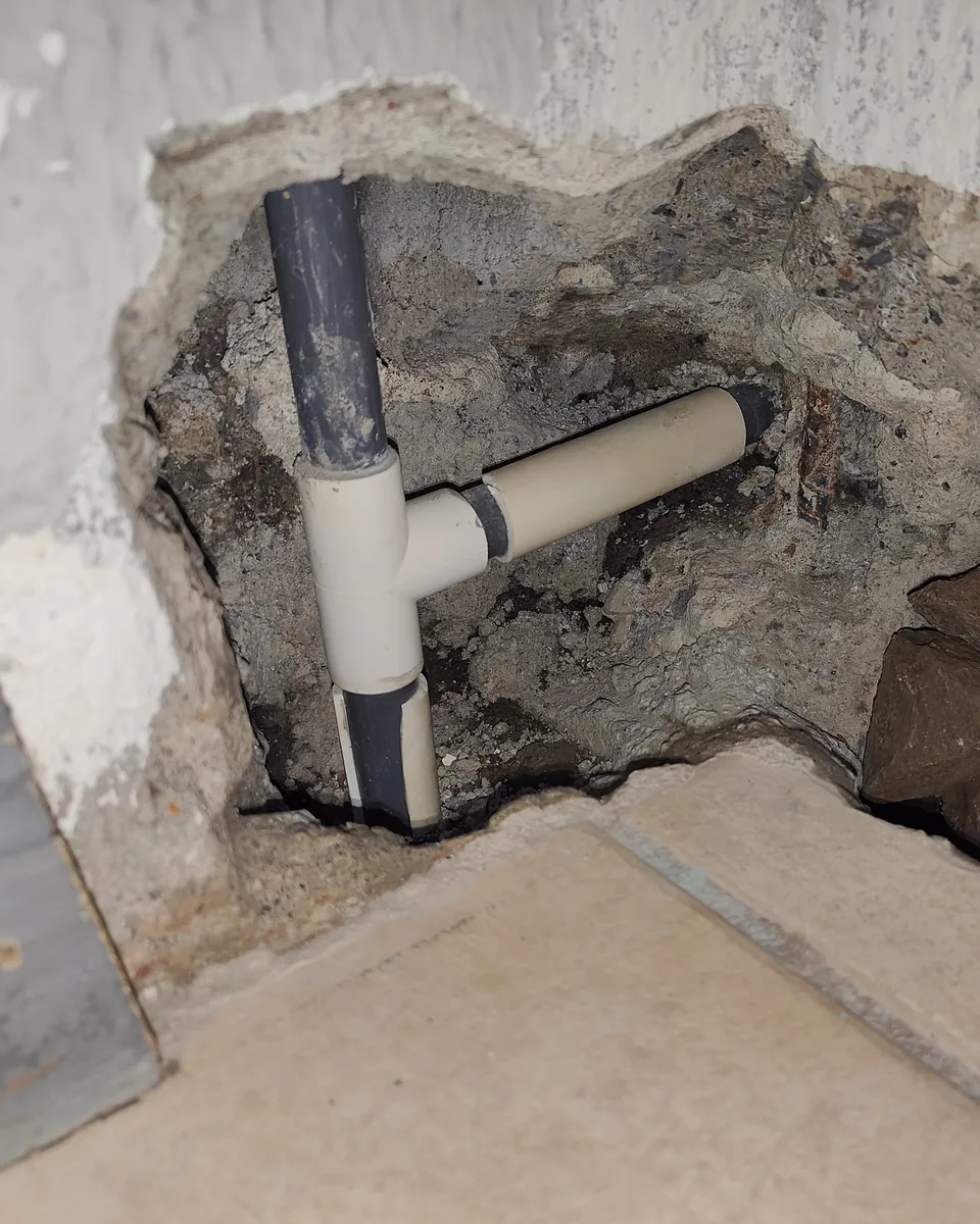 Reparación de fuga de agua en tubería dentro de pared