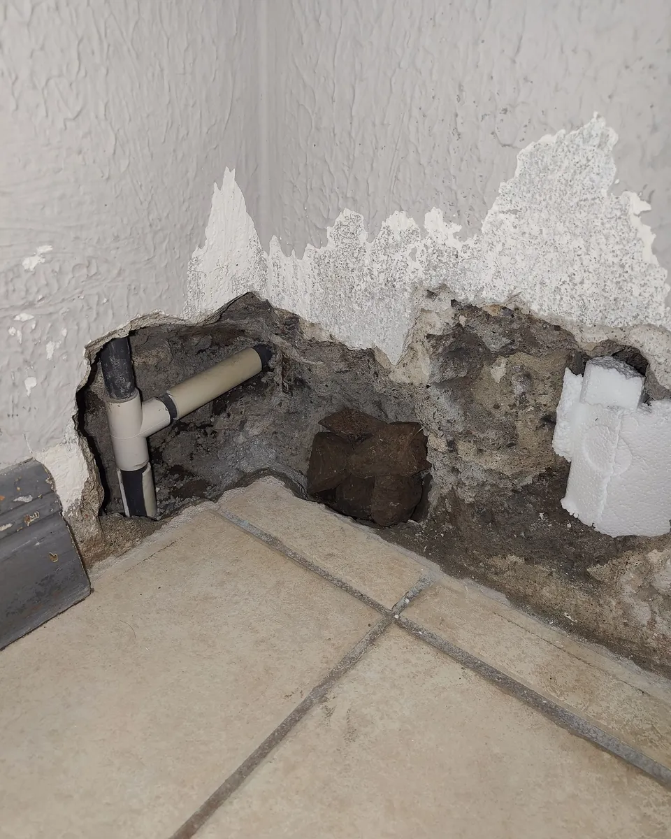 Pared abierta con tuberías de agua antes de restaurarla