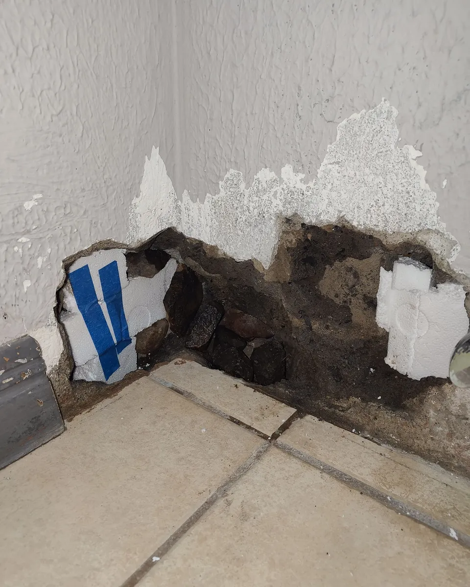 Pared abierta antes de resanar tras la reparación de tubería