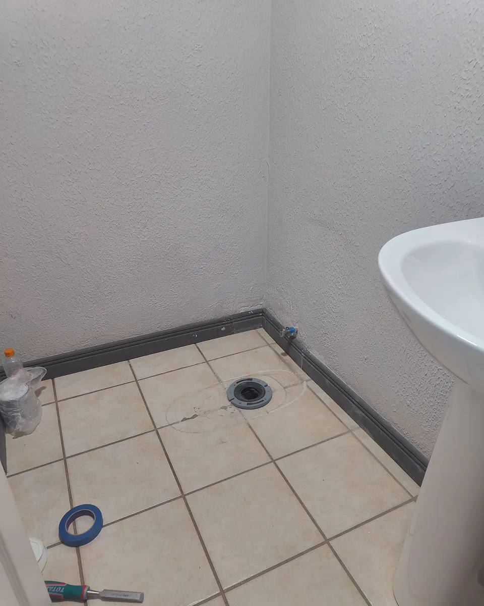 Acabado de pared y rodapié antes de instalar el inodoro