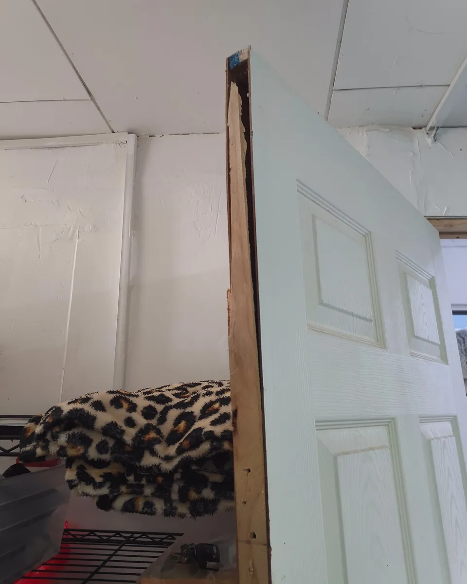 Canto dañado de una puerta interior antes de la reparación