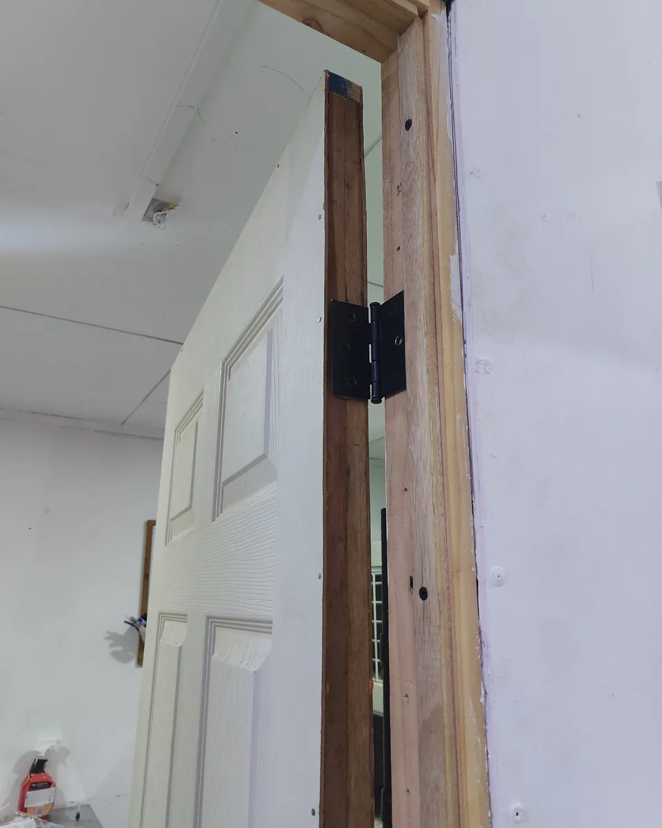 Reparación y ajuste de puerta interior