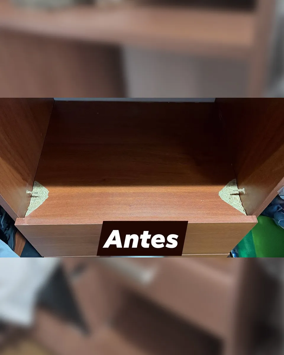 Repisa dañada dentro de un mueble antes de la reparación